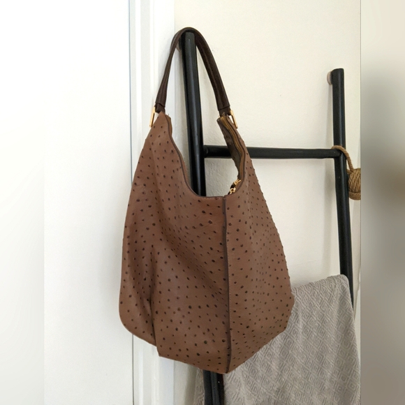 GILI🔥 Ostrich Embossed Hobo Bag - Picture 3 of 17